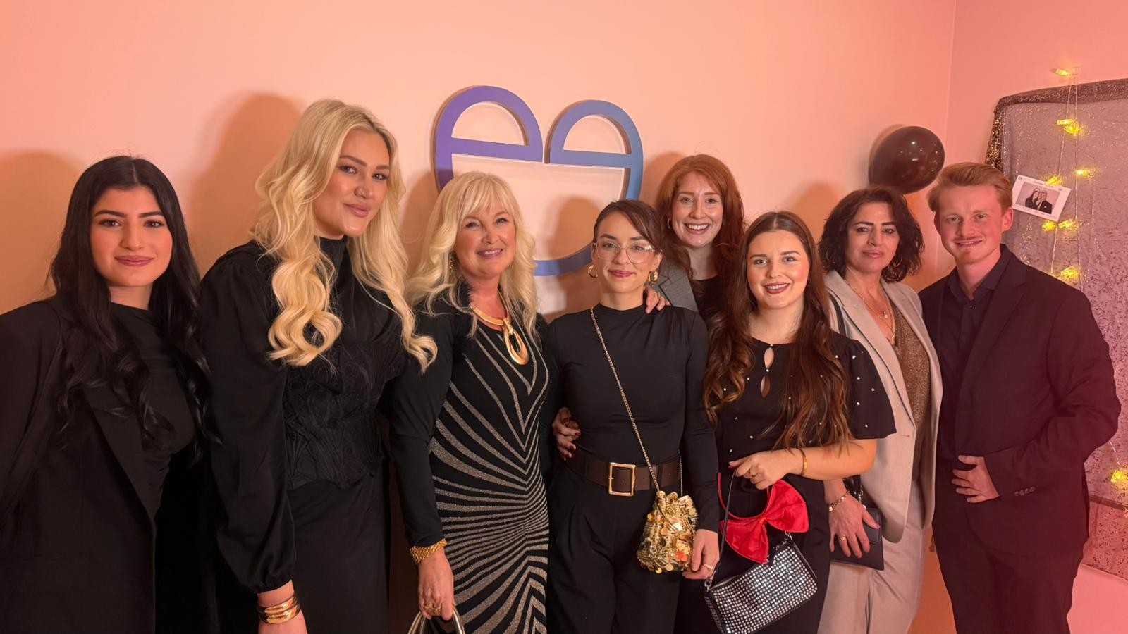 Patiente souriante après son soin, entourée d’une équipe bienveillante dans un cadre moderne et apaisant.