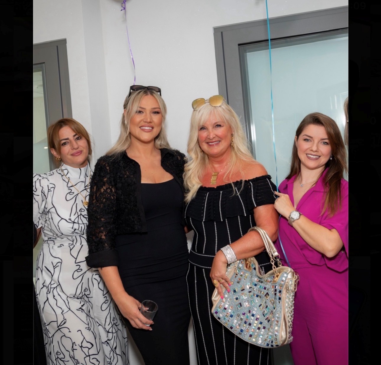 Deux praticiennes accueillant une patiente dans une salle de soins du cabinet dentaire EspaceDent à Monthey.