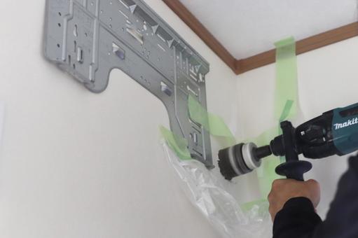 Slika busenje rupe u zidu