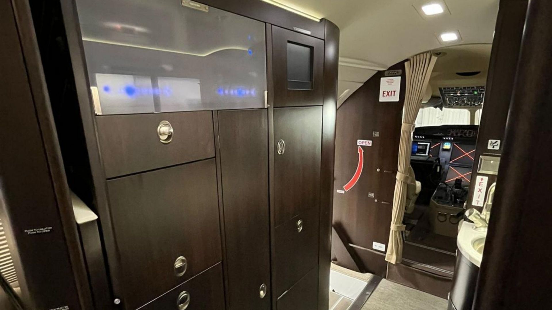 Falcon 7X S/N 93 aircraft entrance, Jetrock