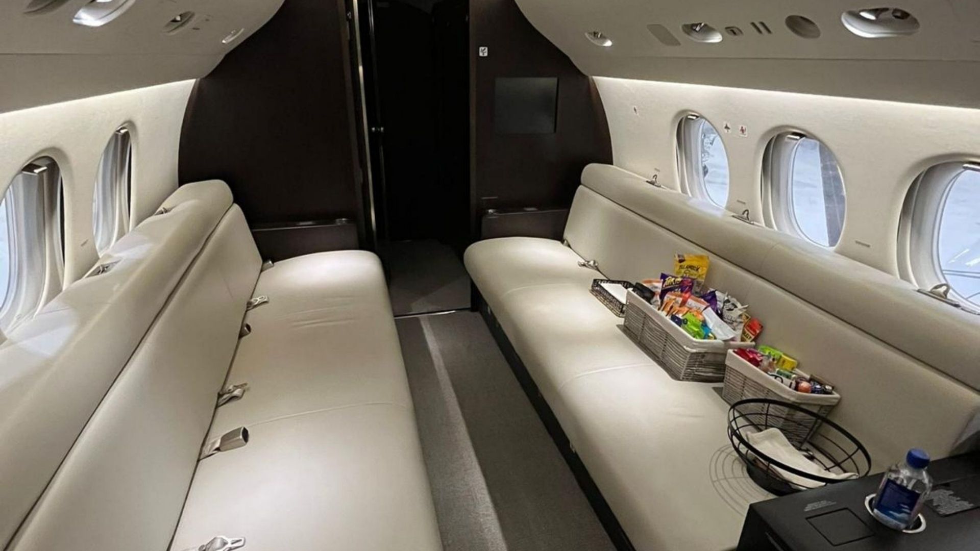 Falcon 7X S/N 93 comfortable sofas, Jetrock