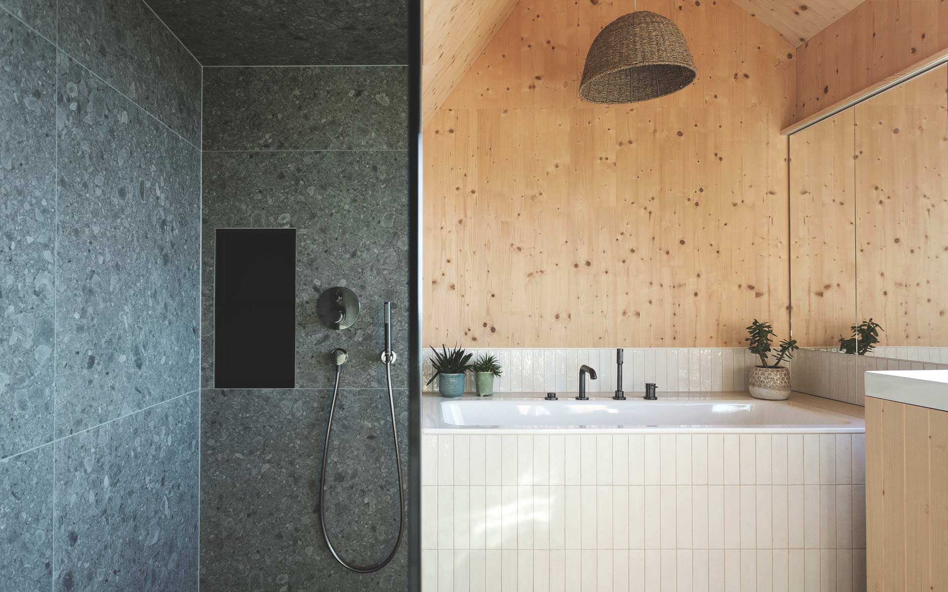 Ein helles und ruhiges Badezimmer der Kofler Tischlerei mit Möbeln aus Holz.