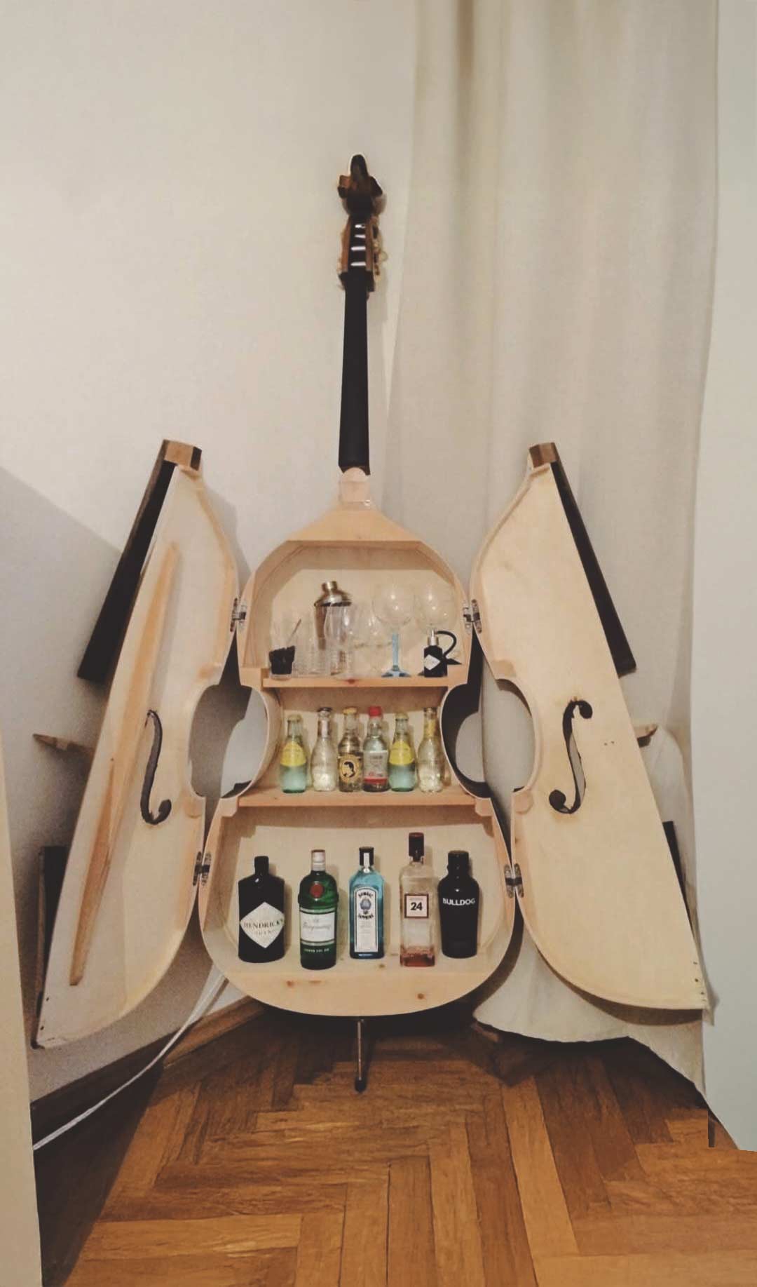 Ein speziell angefertigter Kontrabass welcher zu einem stylischen Kasten mit Flügeltüren für Bargetränke umfunktioniert wurde. 