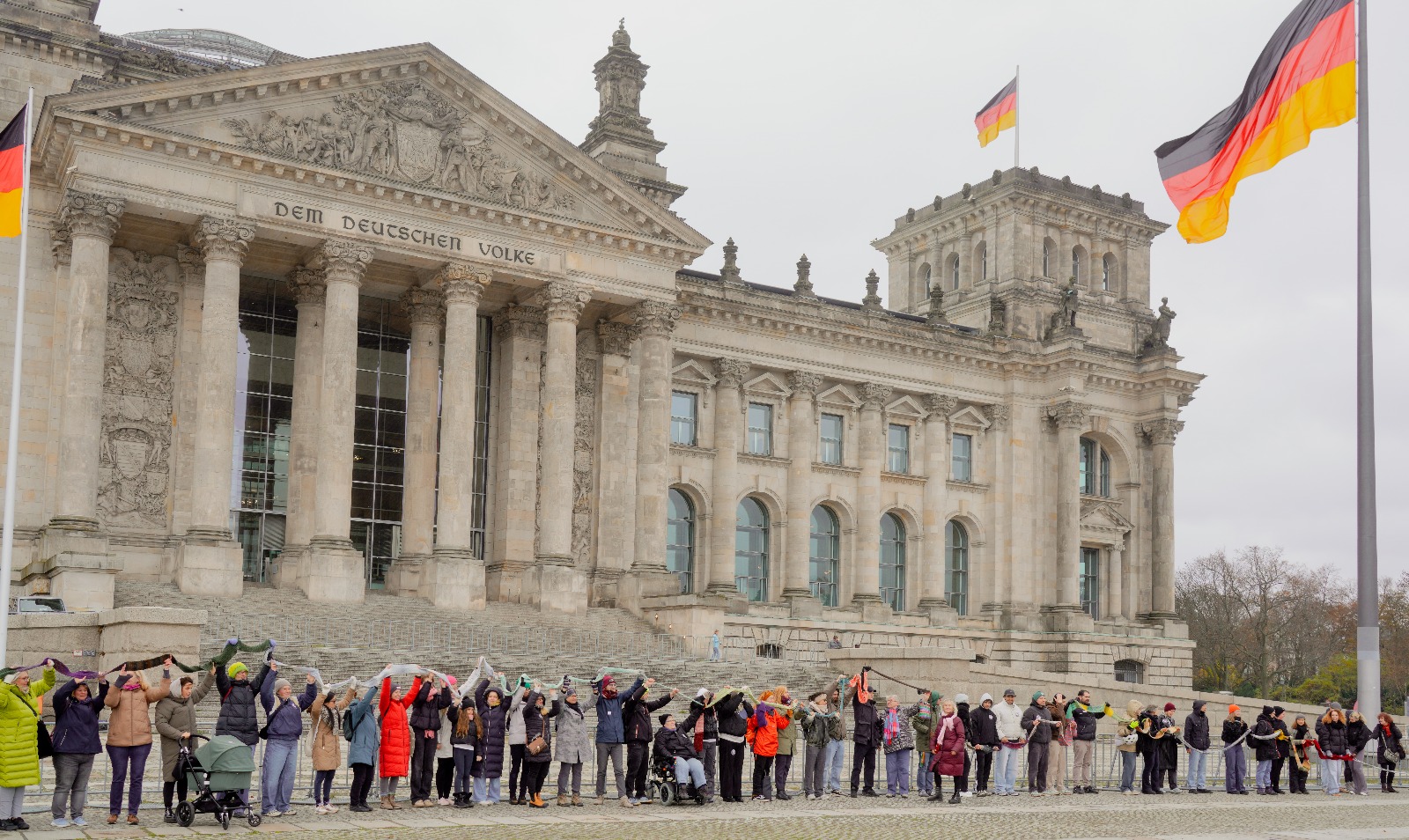 Menschenkette vor dem Bundestag