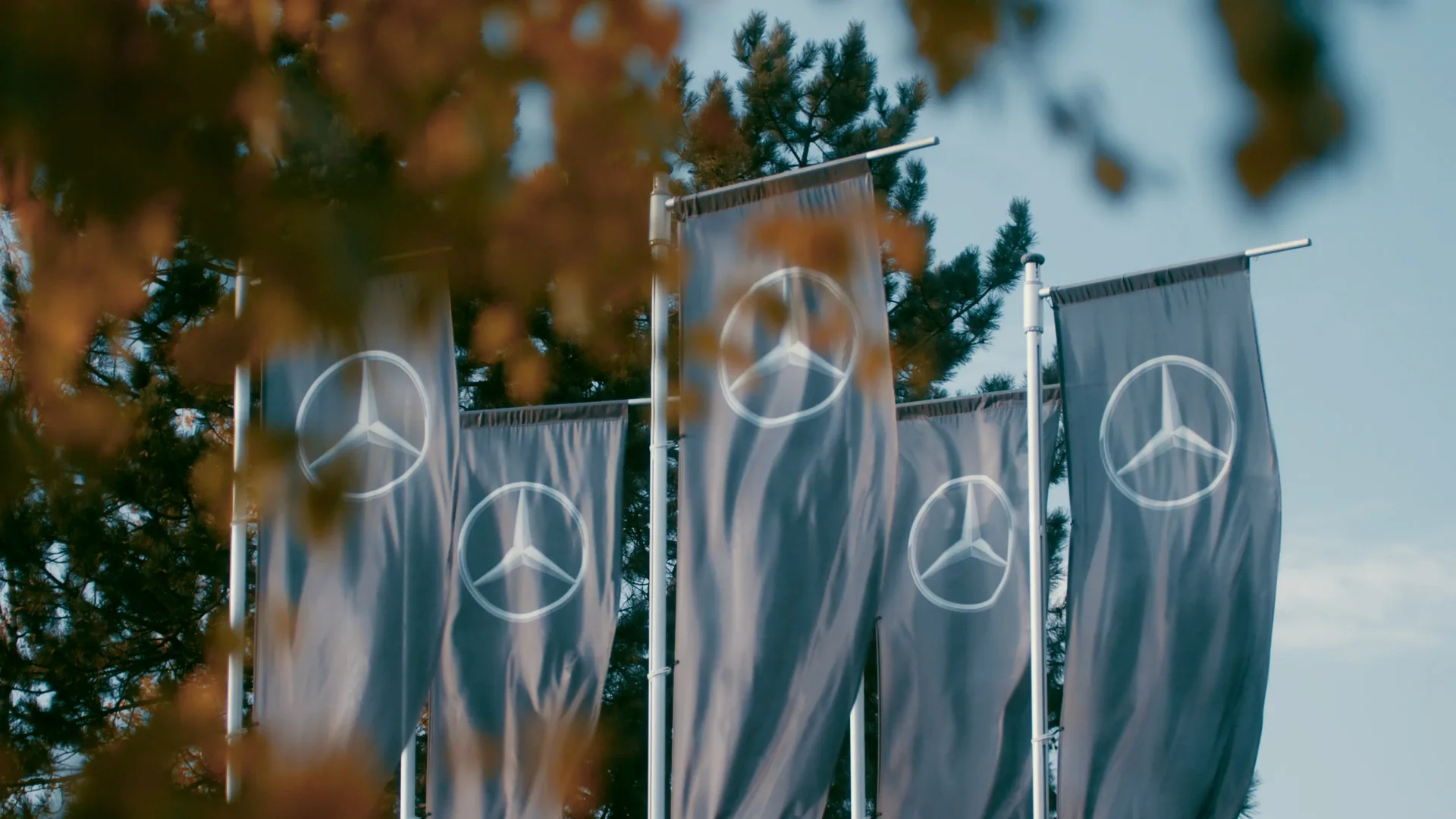 Mercedes Roadshow, Still