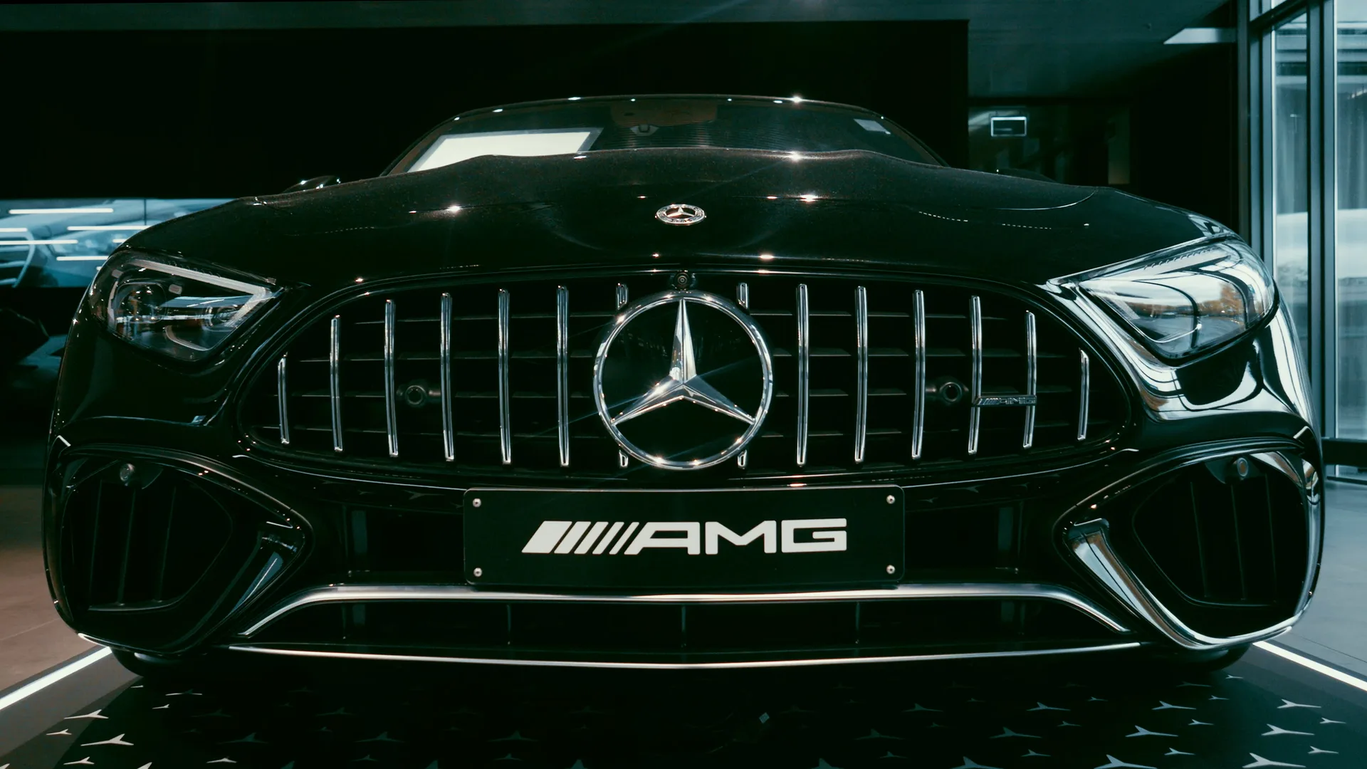Mercedes Roadshow, Still