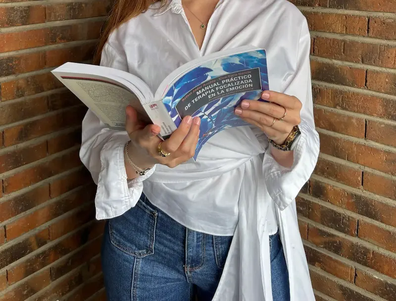 Claudia Pascual leyendo un manual de terapia focalizada en la emoción
