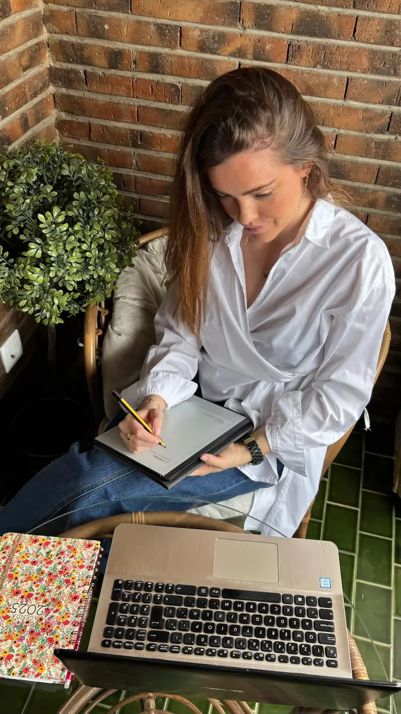 Claudia Pascual tomando notas durante una sesión de psicología en Madrid