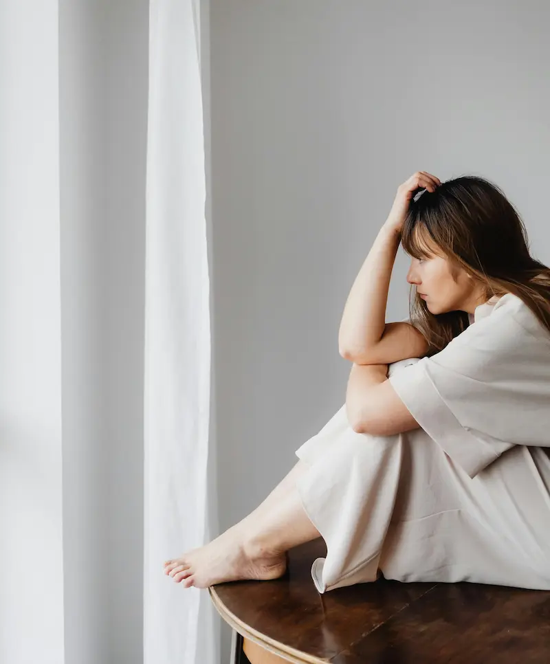 Persona adulta con ansiedad buscando apoyo psicológico en Madrid
