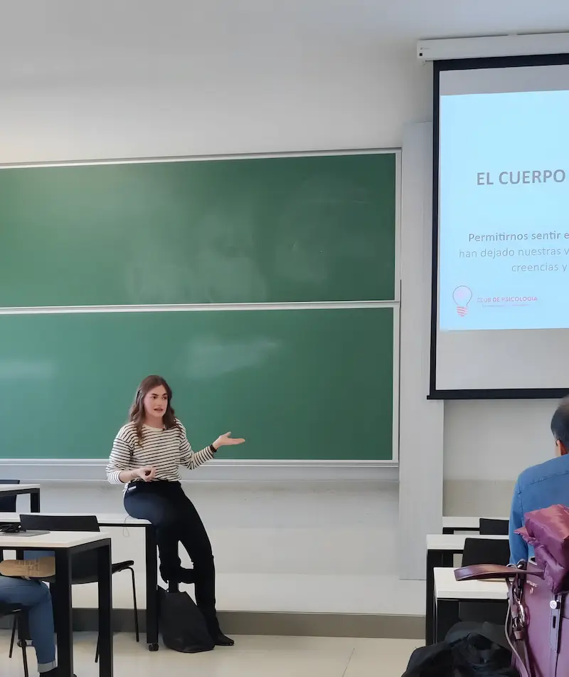 Claudia Pascual impartiendo un taller sobre gestión del estrés laboral en Madrid