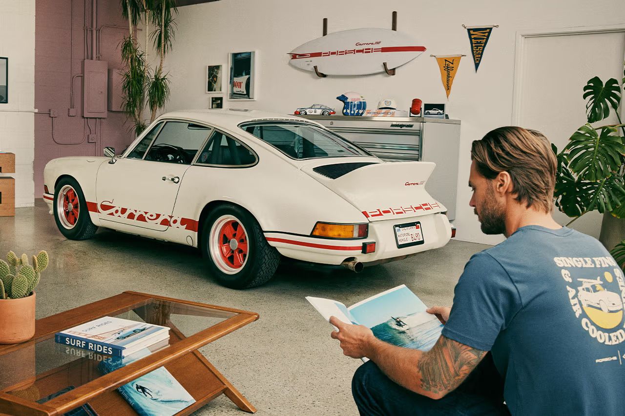 Solo hay una cosa mejor que un Porsche Carrera del 72 y es que vaya a juego con tu tabla de surf