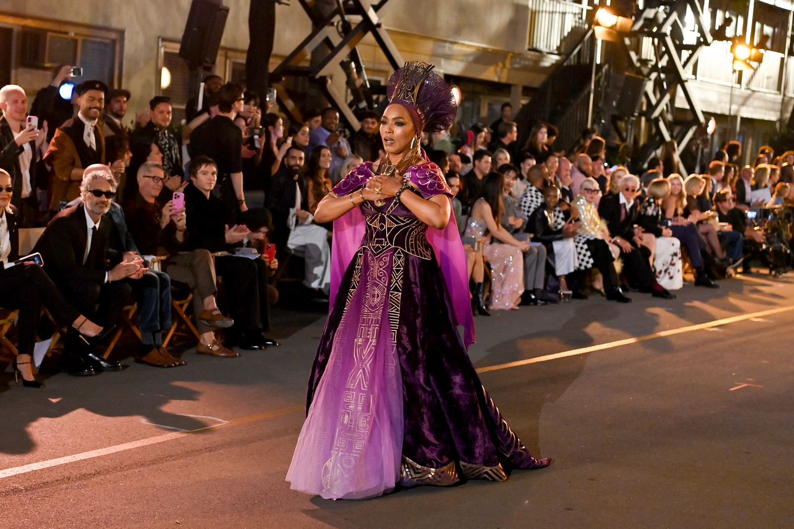 Angela Bassett vuelve a ser la reina Ramonda en el desfile Vogue World: la  actriz usó el mismo que vistió en el filme «Black Panther: Wakanda Forever»  | Noticias 24 horas