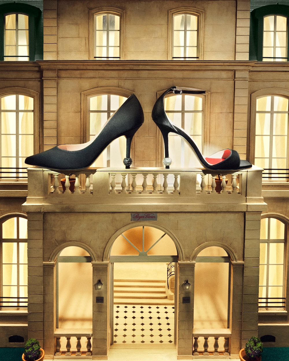 The 2025 Holiday campaign| Roger Vivier