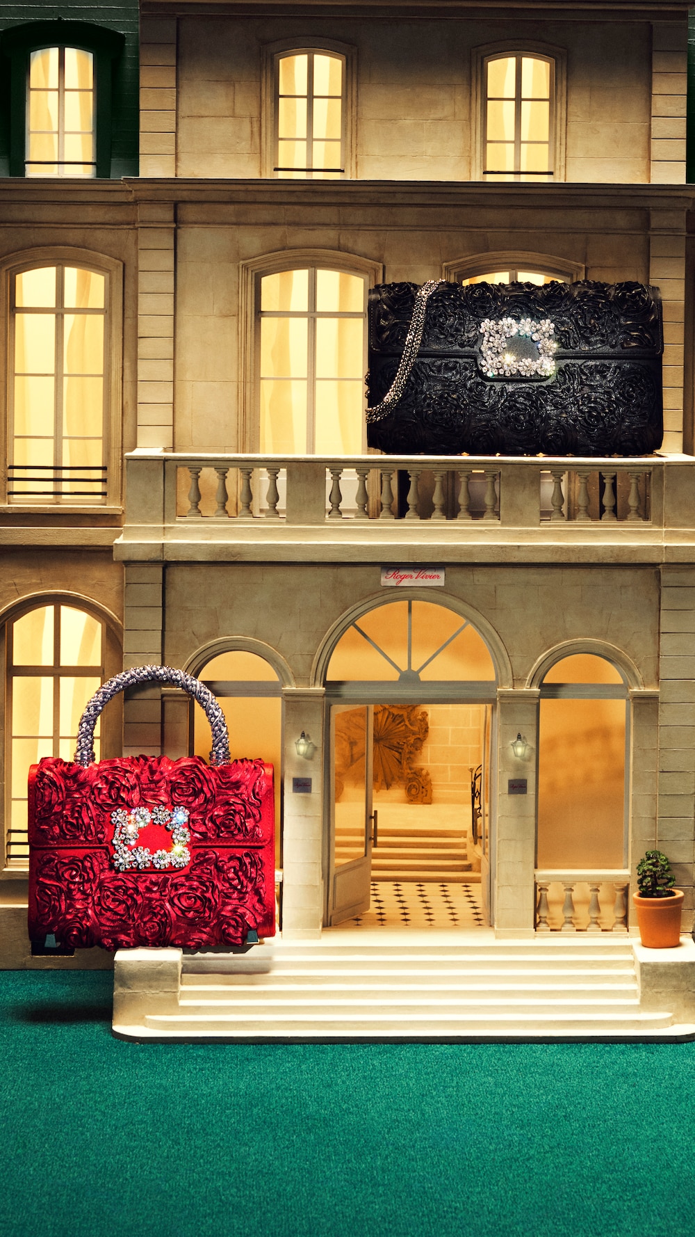 The 2025 Holiday campaign| Roger Vivier