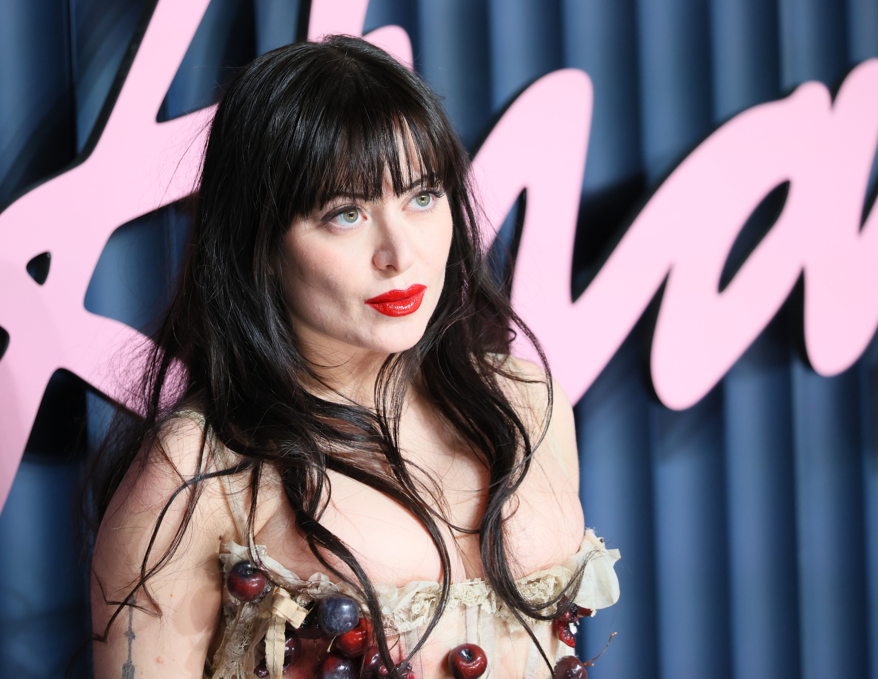 Dilara Findikoglu y los trapos sucios de la moda: jornadas sin fin y becarios que pagan las telas de su propio bolsillo | Moda