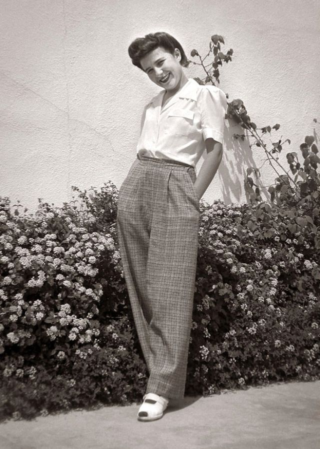 45 Cool Pics of Pants Styles That Women Often Wore in the 1930s and 1940s