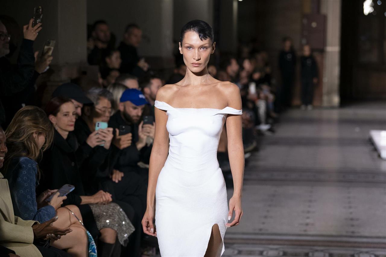 Historia de la moda es el vestido con aerosol de Bella Hadid sobre la pasarela de París del que todo el mundo habla