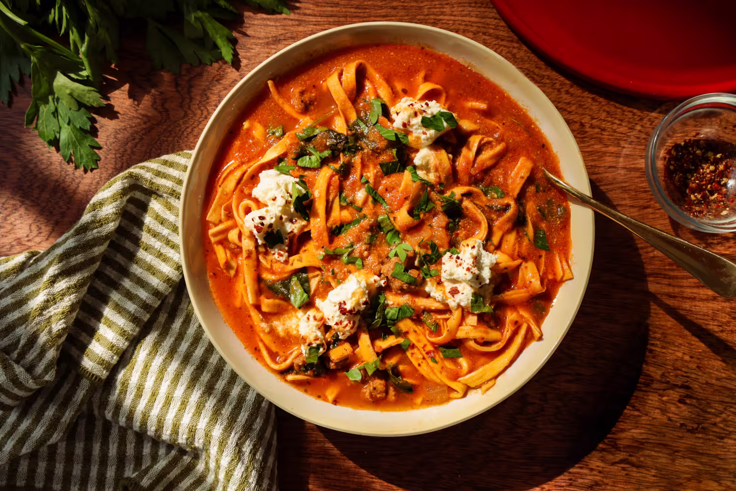 Cozy up with this easy lasagna soup made with ground beef, marinara, ricotta, spinach, and original egglife POWER PASTA.