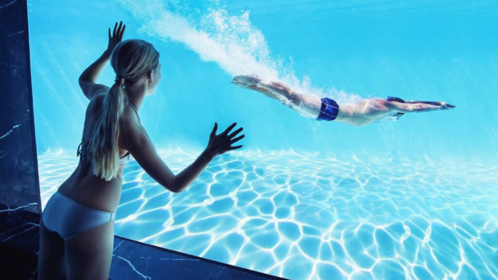 Glass pool window providing a scratch-resistant viewing experience