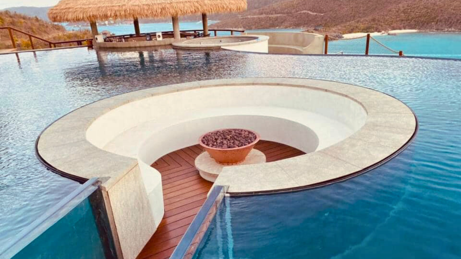 Curved pool window edge wrapping around for panoramic underwater views