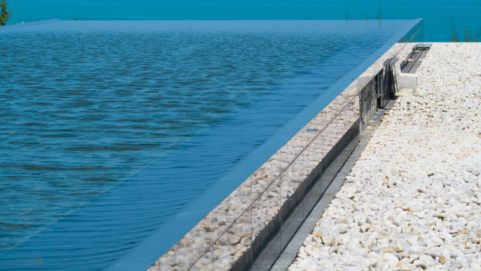 Frameless polished pool window edge with hidden support on a rooftop spa