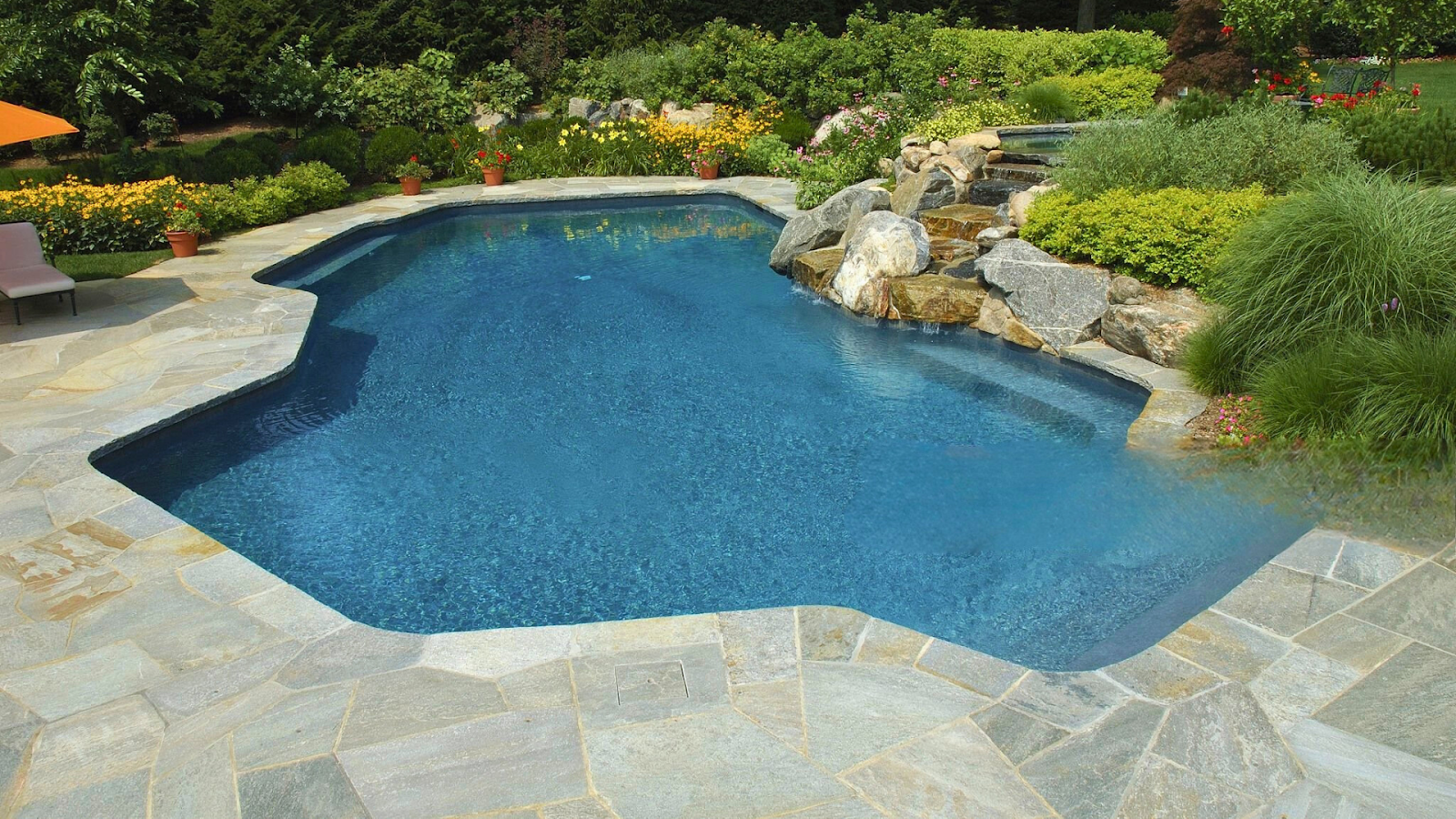 Natural bluestone coping with rich textures and curves