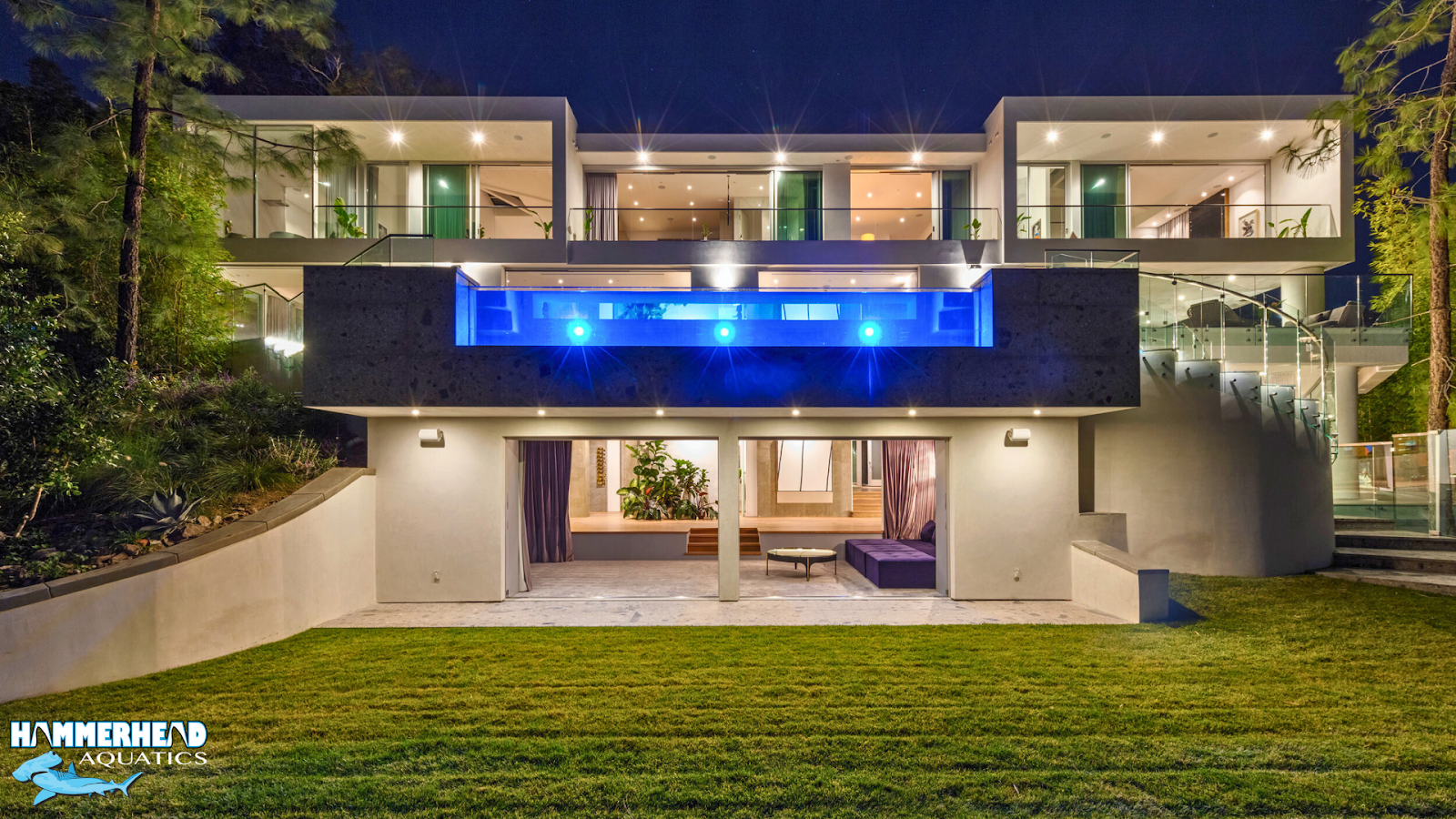 Above-ground swimming pool with deck and safety ladder