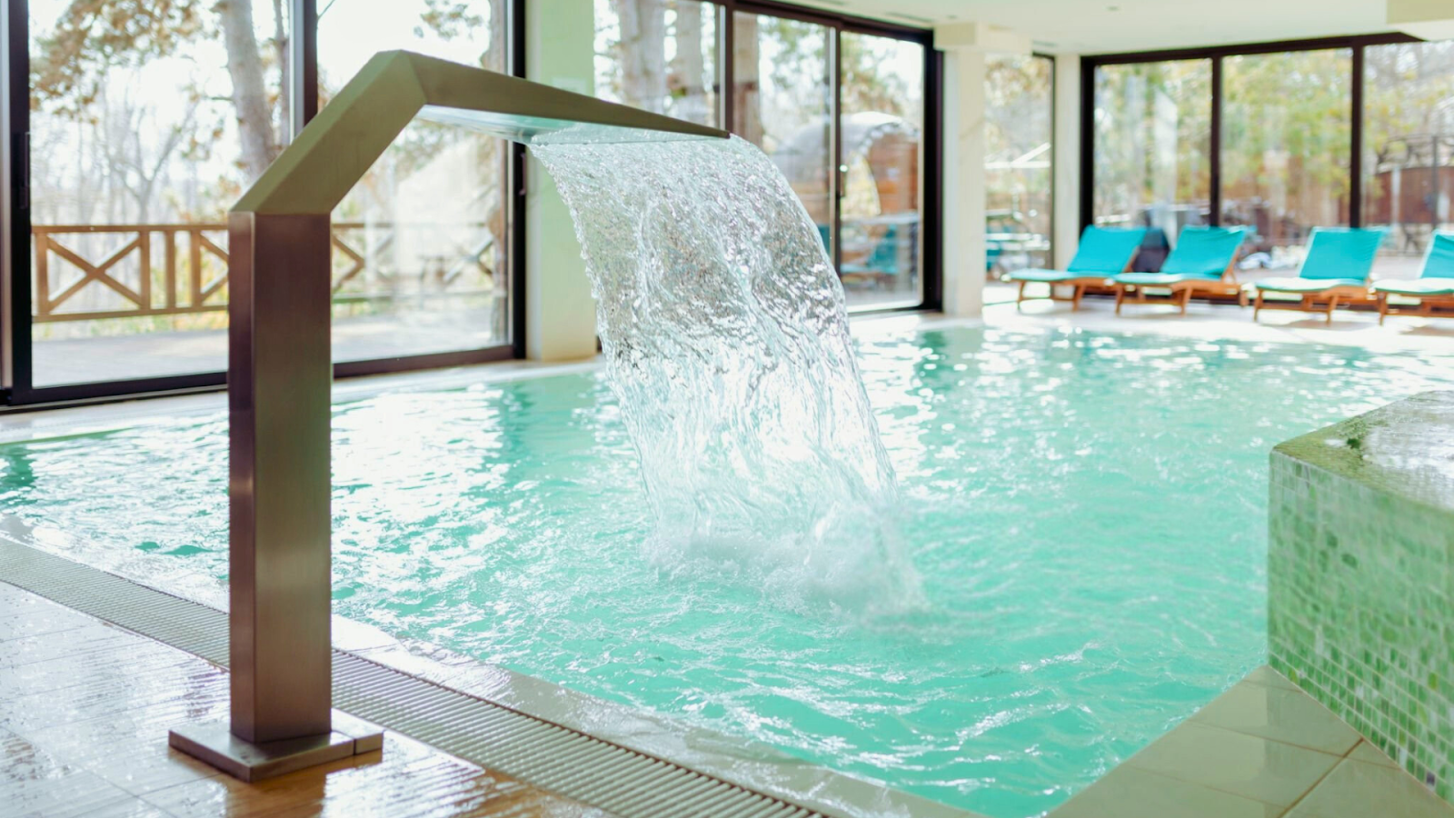 Indoor spa pool using bromine as a sanitizer alternative to chlorine