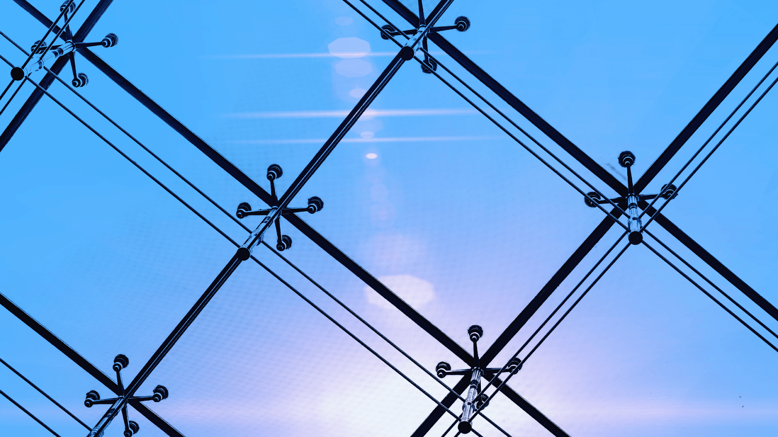 Wired glass with embedded mesh used in decorative aquariums