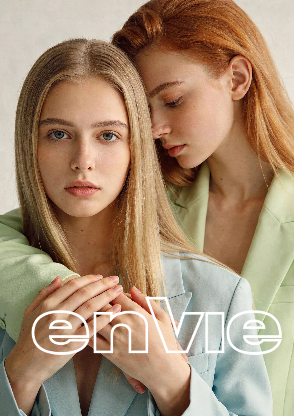 Immagine di donna, con capelli a caschetto neri, e abito azzurro, per la linea "Envie"