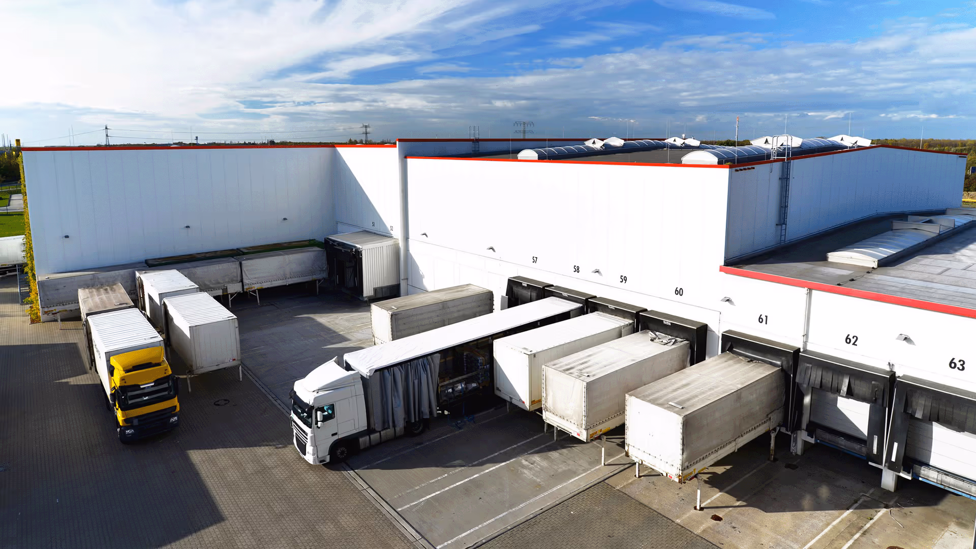 Tentinių vilkikų pakrovimas logistikos terminale – maršrutai į Lietuvą, Latviją, Estiją, Švediją ir Norvegiją