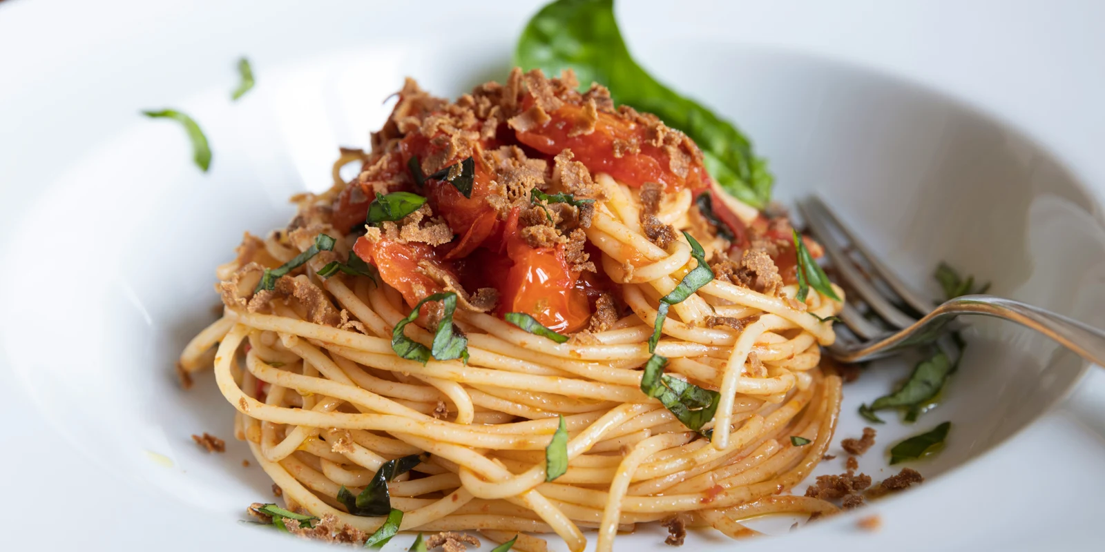 Spaghetti mit Tomatensauce und Basilikum auf einem Teller
