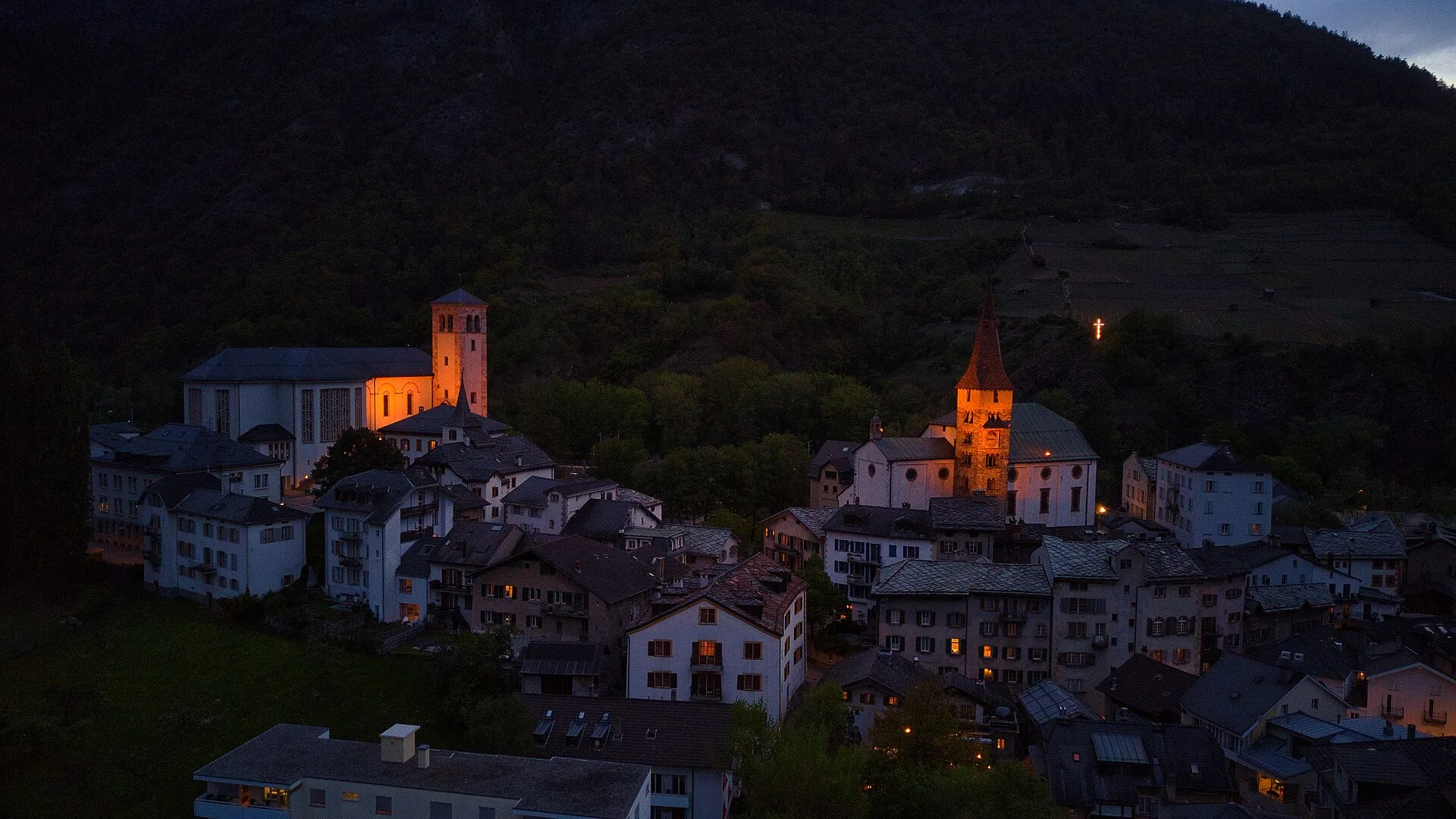 Abendstimmung über der Altstadt von Visp im Wallis