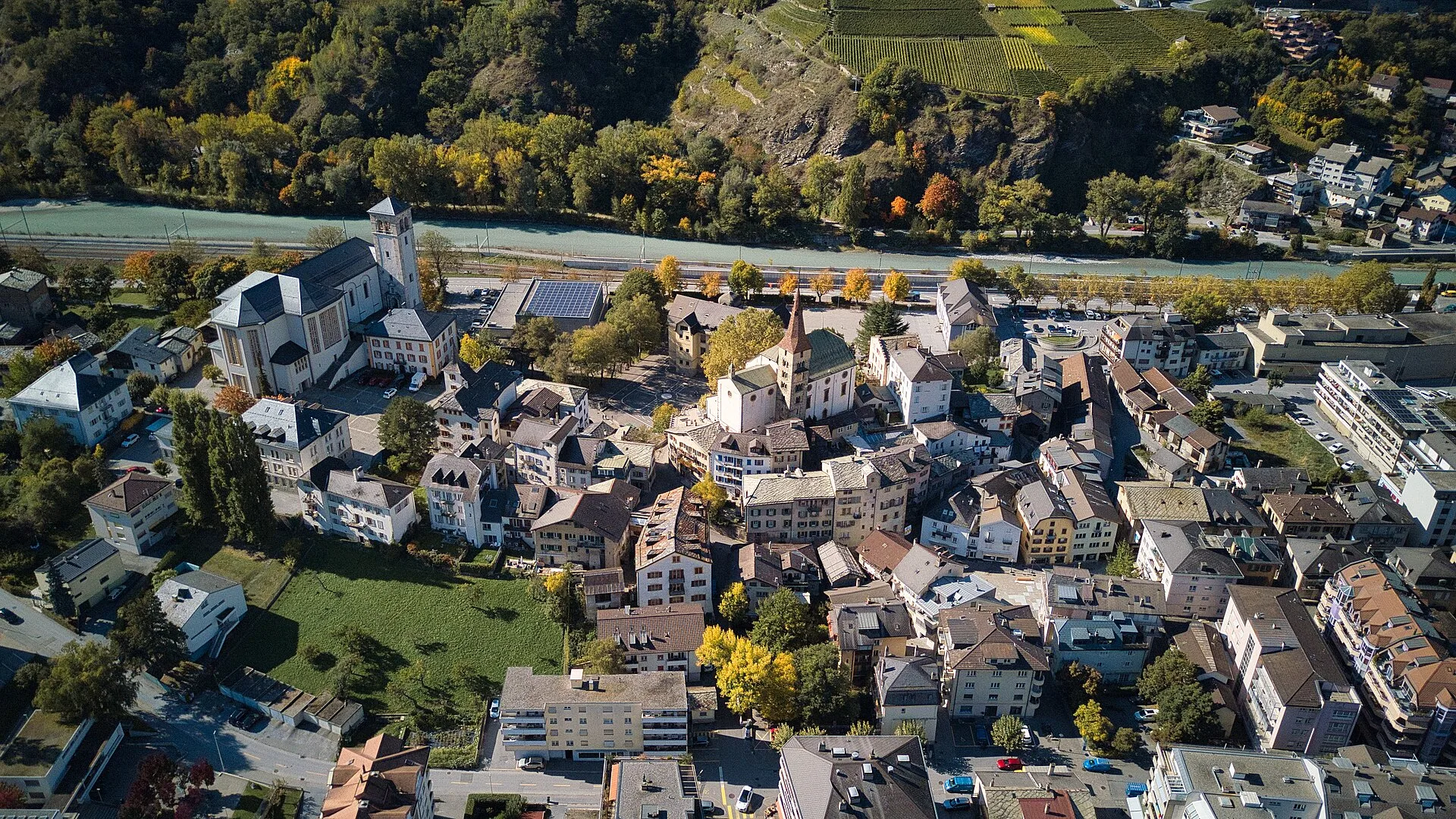 Luftaufnahme von Visp im Wallis im Herbst