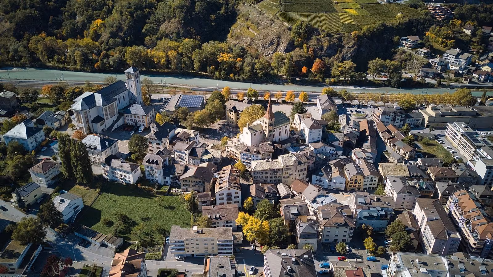 Luftaufnahme von Visp im Wallis im Herbst