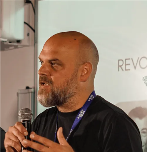 Thomas Quenoil parlant lors d’un événement musical