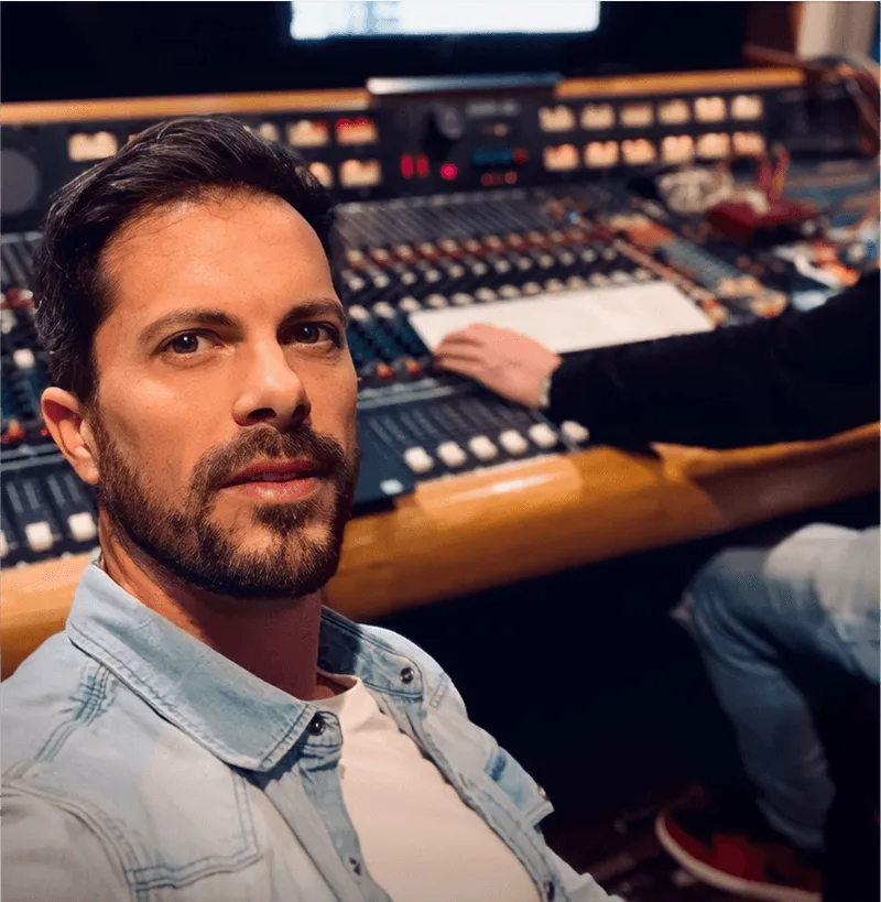 Alexandre Deniot dans un studio d’enregistrement