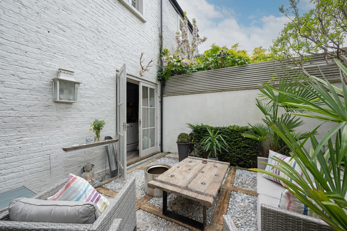 Well-kept backyard with cobbled patio and seating