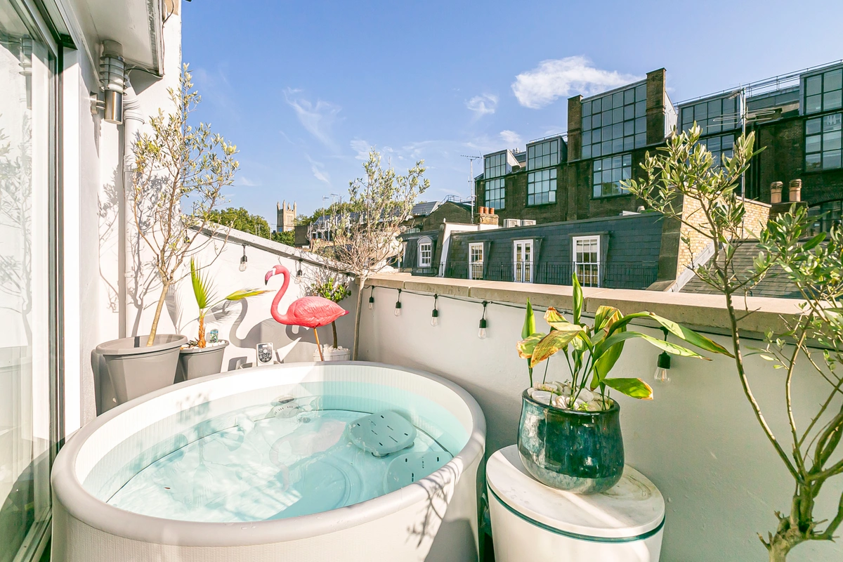 Rooftop terrace hot tub at Casa Cribs providing a luxurious outdoor retreat in the heart of London.