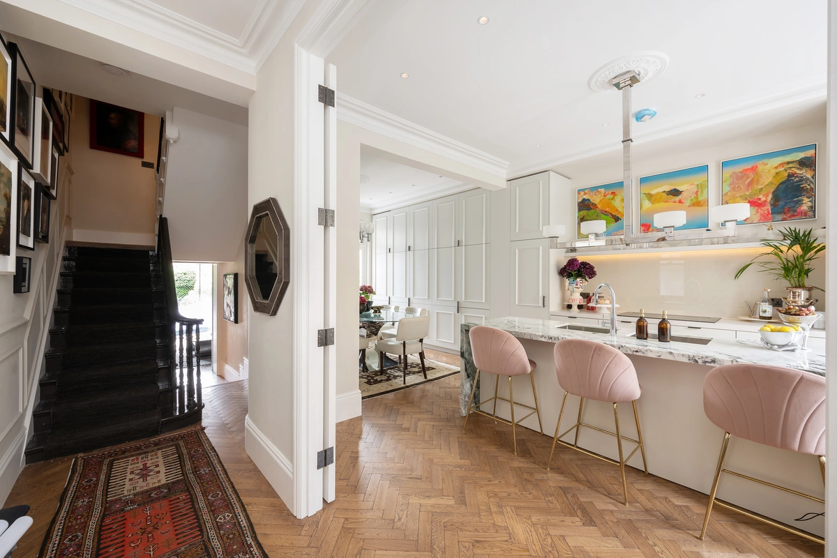 Open-plan kitchen with integrated appliances and a bright finish