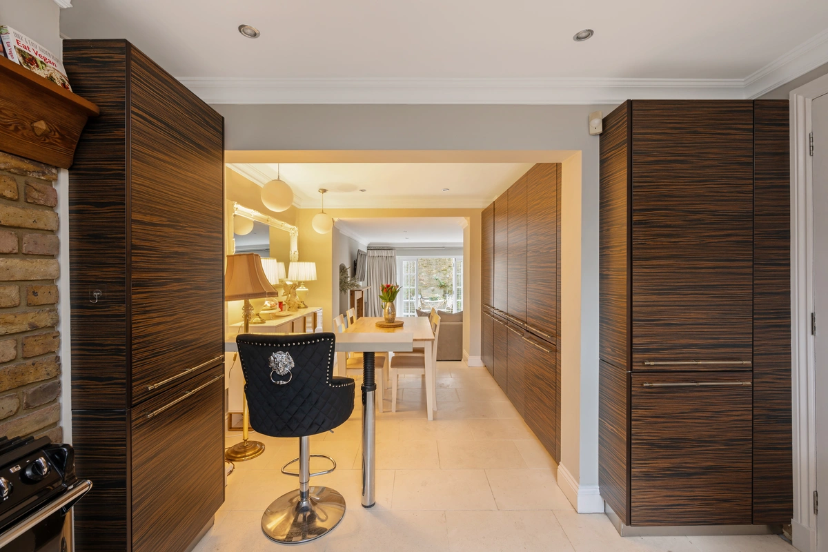 Functional kitchen with a stylish design and plenty of storage