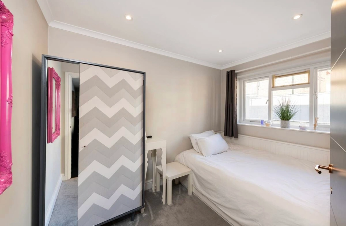 Additional bedroom with inviting atmosphere and soft textures