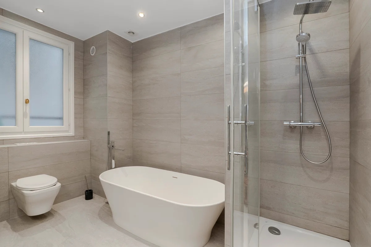 Second view of the elegant marble bathroom at Casa Cribs offering a relaxing escape.