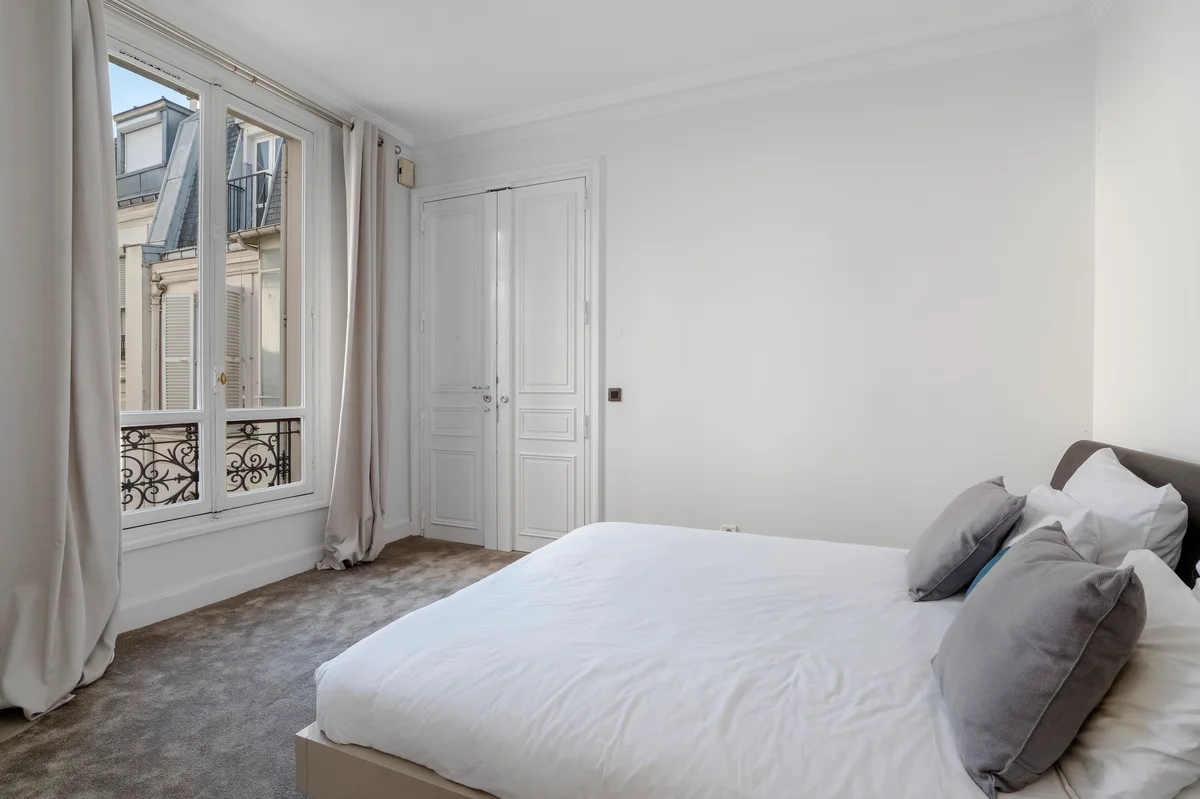 Additional bedroom at Casa Cribs featuring a plush bed and Parisian elegance.