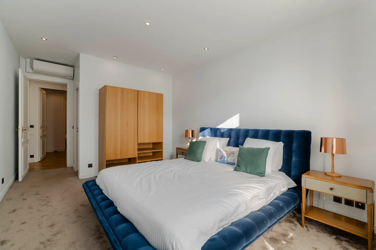 Spacious bedroom at Casa Cribs featuring plush bedding and a refined atmosphere.