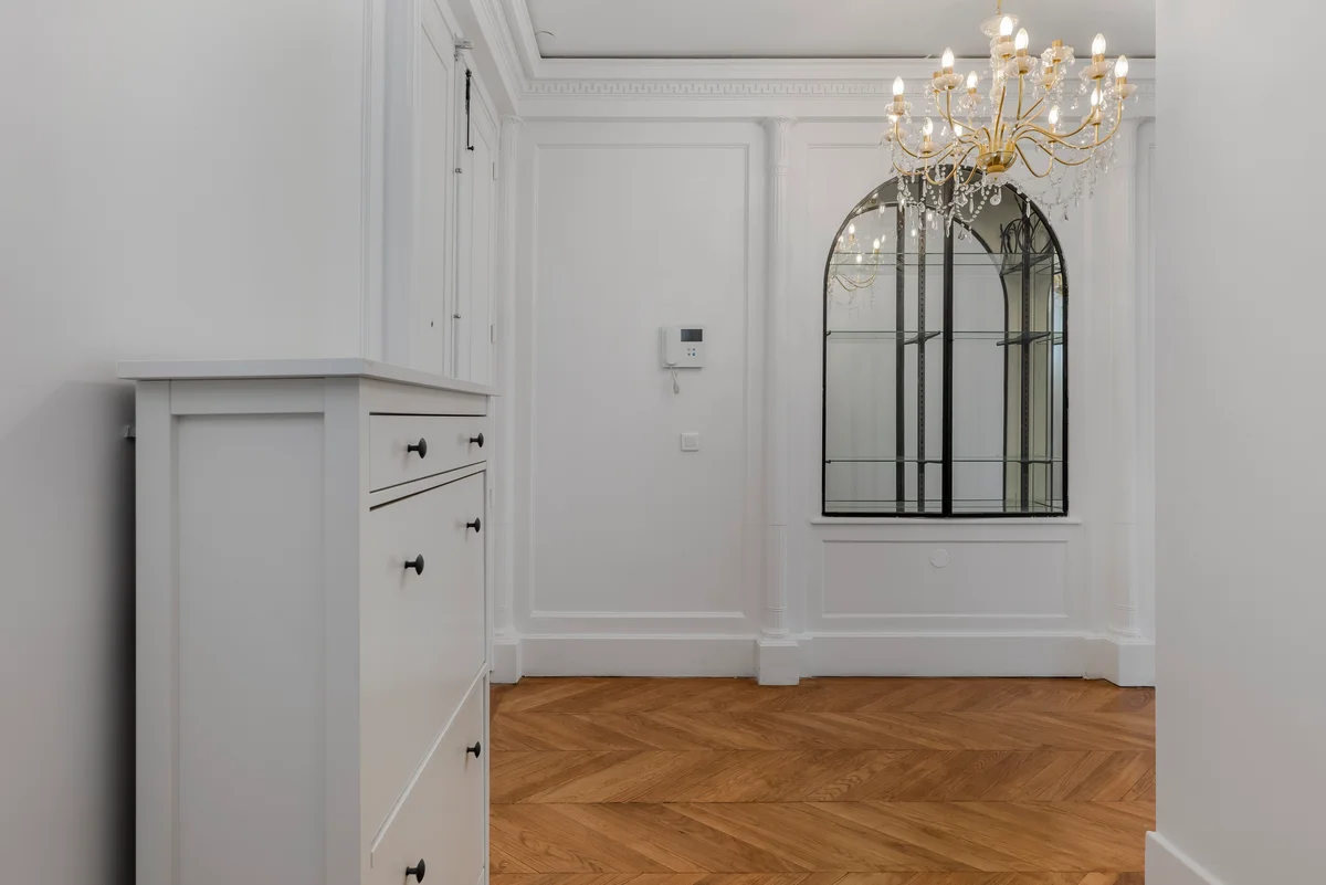 Stylish hallway at Casa Cribs showcasing classic Haussmannian architecture and modern accents.