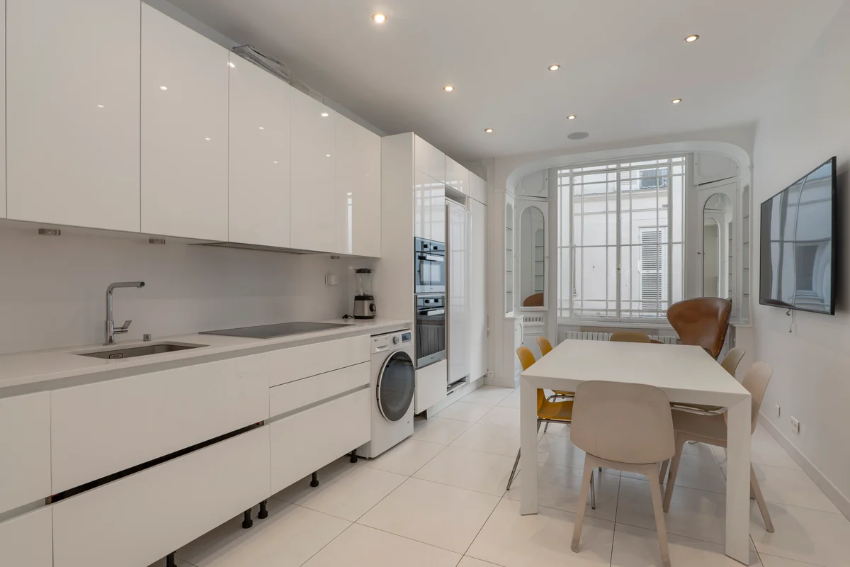 Gourmet kitchen at Casa Cribs equipped with modern appliances and refined finishes.