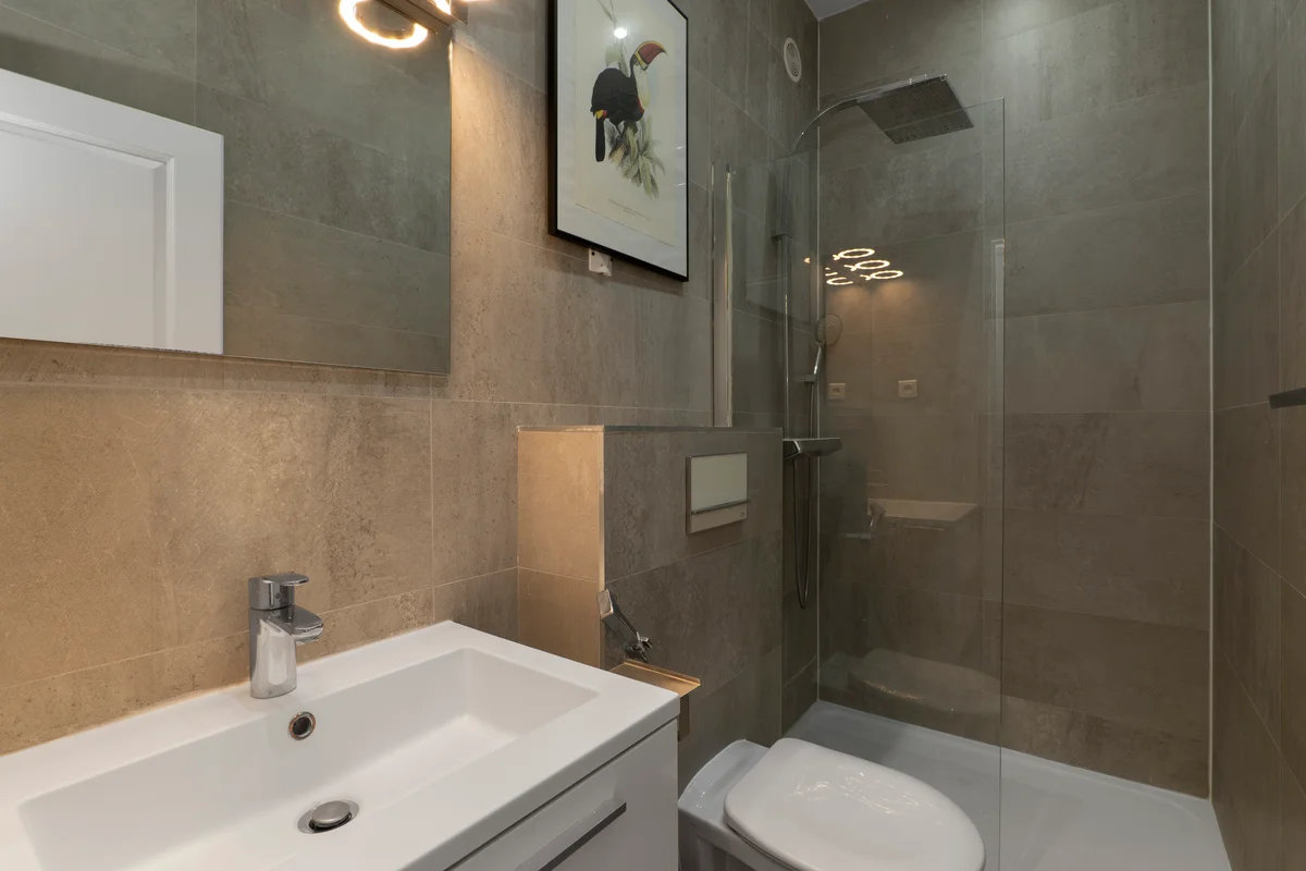 Spa-like bathroom at Casa Cribs with luxurious marble finishes and elegant details.