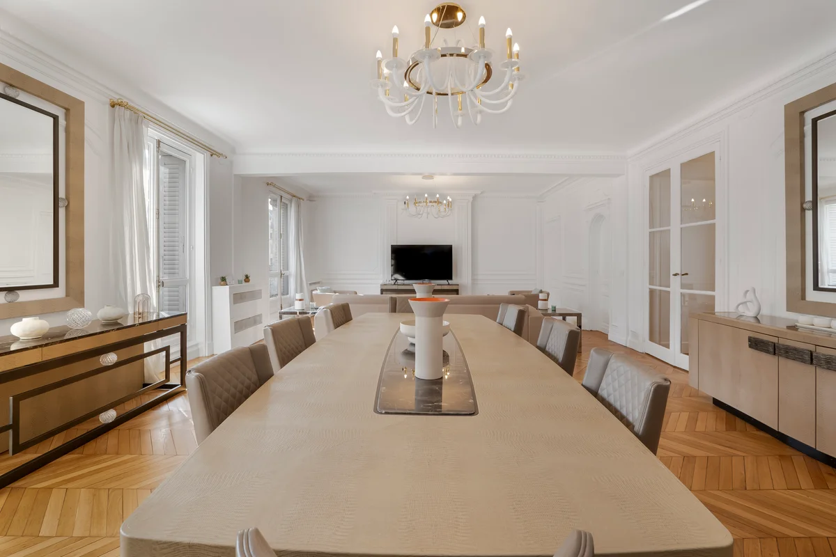 Elegant dining table at Casa Cribs perfect for refined Parisian meals and gatherings.