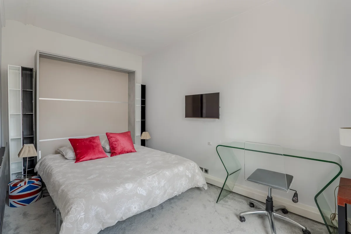 Another view of the bright and stylish bedroom at Casa Cribs featuring plush bedding and natural light.